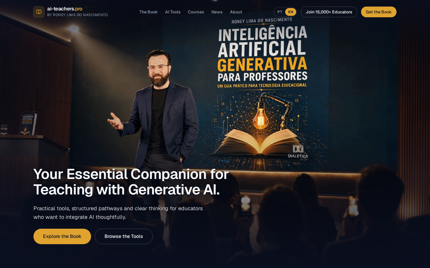 Inicio de AI Teachers en escritorio: el fundador junto a la portada del libro en portugués, el título en inglés y los botones para explorar el libro y el catálogo de herramientas.
